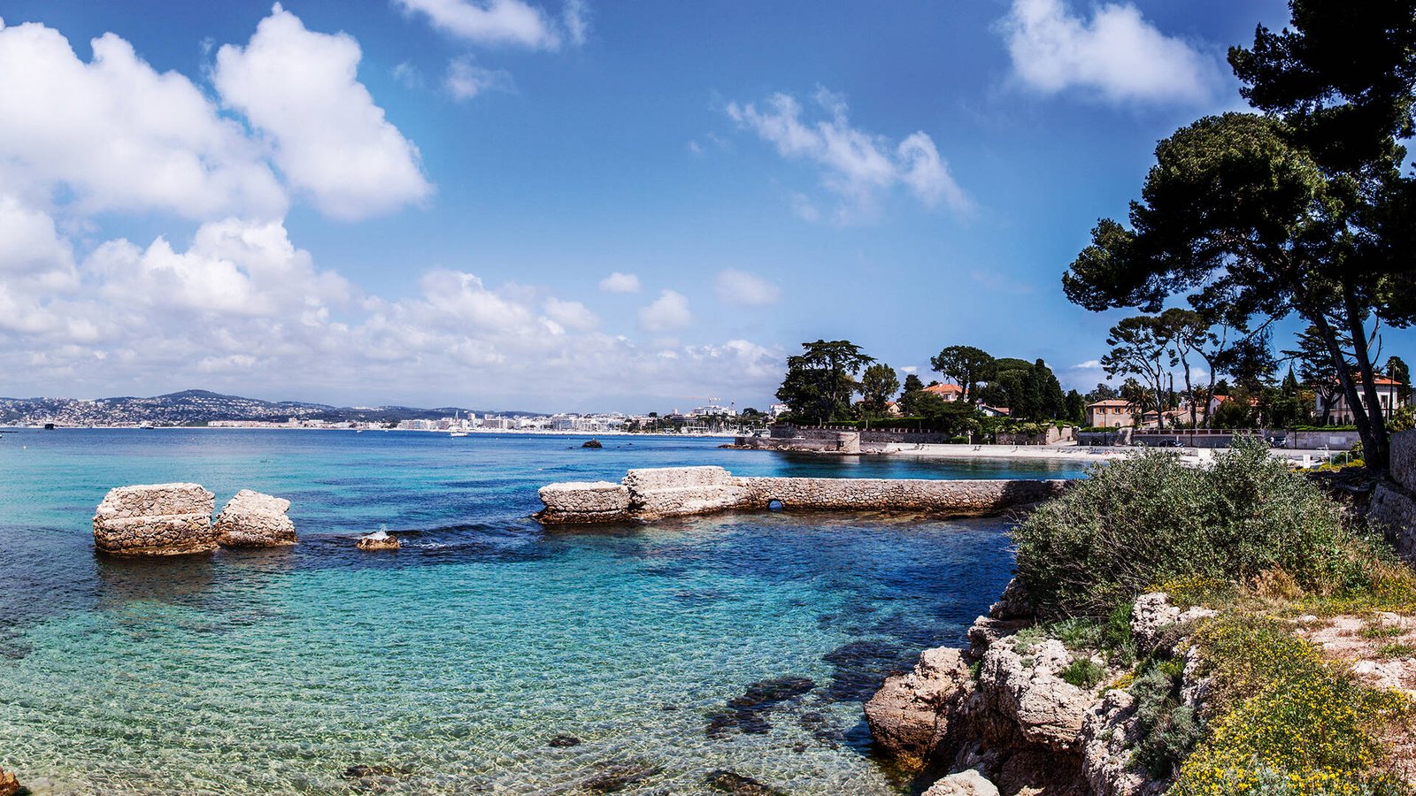 Bord de mer au Cap d'Antibes