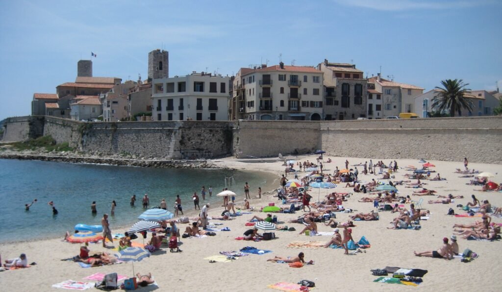Plage de la Gravette au pied des remparts d'Antibes