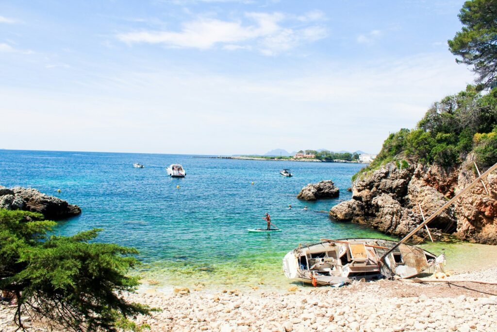 La Baie des Milliardaires et le bateau échoué, aujourd'hui retiré, Cap d'Antibes