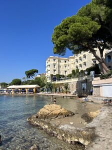 La petite crique secrète au pied de l'hôtel Belles Rives, Juan-les-Pins