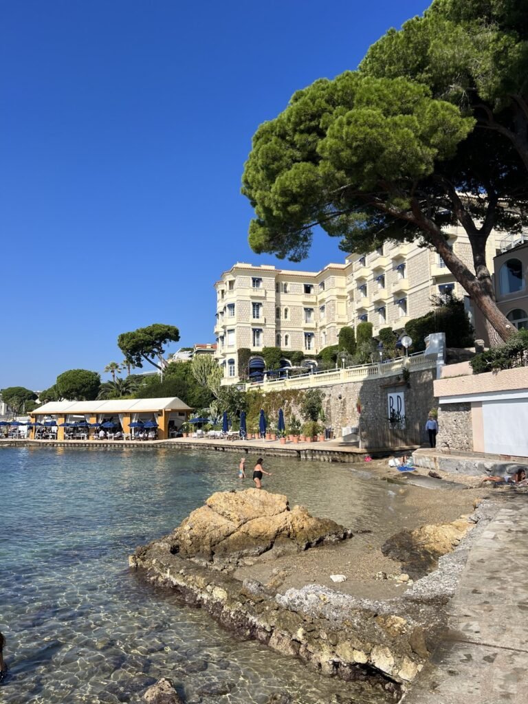 La petite crique secrète au pied de l'hôtel Belles Rives, Juan-les-Pins
