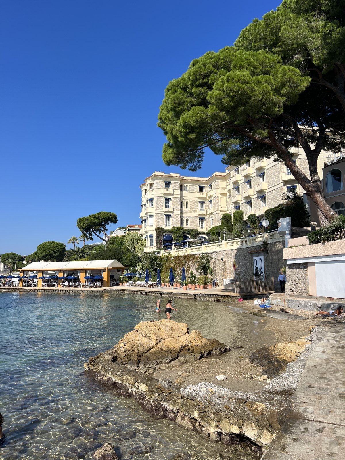 La petite crique secrète au pied de l'hôtel Belles Rives, Juan-les-Pins