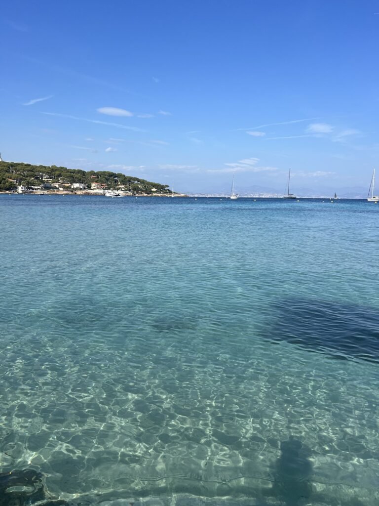 Eau turquoise à la plage de la Garoupe