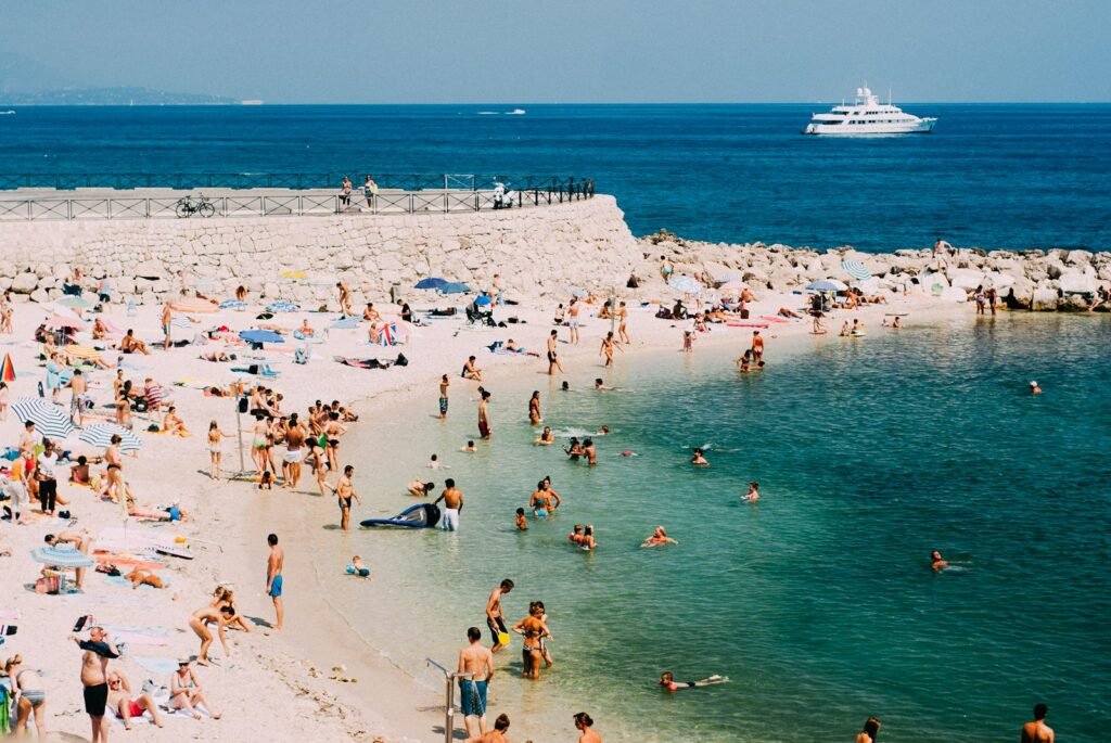 La plage de la Gravette en été, Antibes