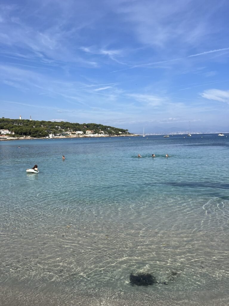 Baignade à la Garoupe, le phare au loin