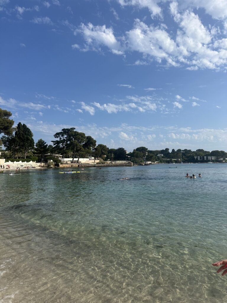 Eau claire et baignade à la plage des Ondes, Cap d'Antibes