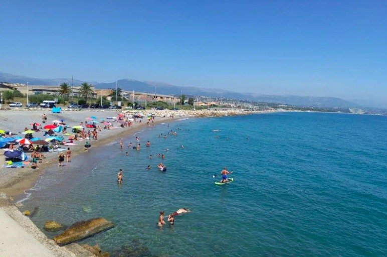La plage de galets du Fort Carré, Antibes