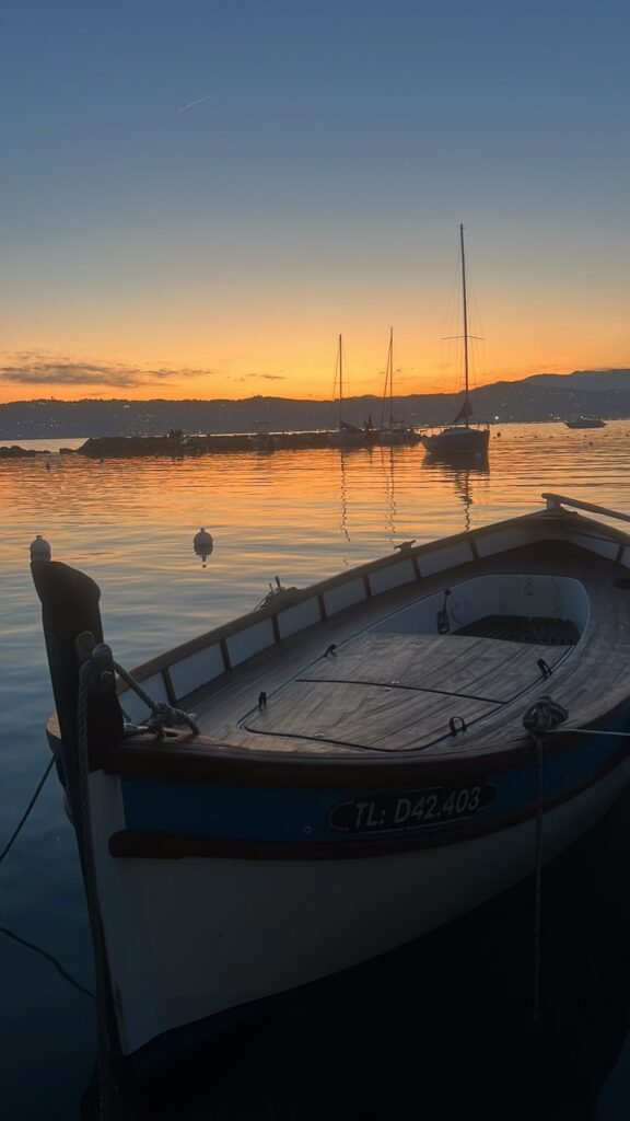 Pointu au coucher du soleil, port de l'Olivette